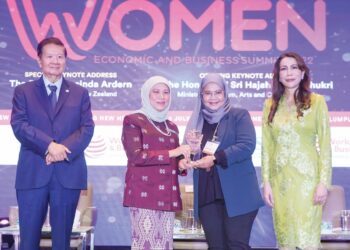 NANCY Shukri menyampaikan cenderamata kepada Pemangku Ketua Sumber Manusia SP Setia, Nor Azmah Mohd. Salleh di Kuala Lumpur, semalam. – UTUSAN/ MUHAMAD IQBAL ROSLI