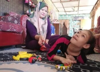 NOR Azliza Wati Jaafar bersama Nurul Arfa Watiqah Rosnari Alias di kediaman mereka di Kampung Tengkawang, Hulu Terengganu. – UTUSAN/NOOR HAYATI MAMAT