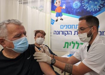PETUGAS kesihatan memberi suntikan dos penggalak vaksin
P zer-BioNTech kepada penduduk di sebuah pusat vaksinasi di
Baitulmuqaddis. – AFP