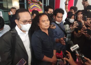 DEOLIPA YUMARA ditemui wartawan selepas mengesahkan tidak lagi menjadi peguam kepada Bharada.-AGENSI