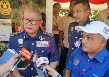 MOHAMMAD Hamdan Abdul Wahid (kiri) bersama M. Azman Taib (kanan) dan Abdul Razak Muda (tengah) semasa Program Khidmat Bakti Bomba di Kampung Terian, Penampang kelmarin