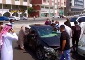 INDIVIDU merakam dan berkongsi video kemalangan akan dikenakan hukuman penjara dan didenda. – AGENSI