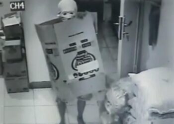 RAKAMAN CCTV menunjukkan suspek memakai kotak dan topeng muka tengkorak di sebuah pasar raya mini di Banten. – AGENSI
