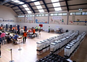  KAKITANGAN mengira undi di sebuah pusat pengundian di Tirana ketika Pilihan Raya Umum Albania pada 2021. - AFP