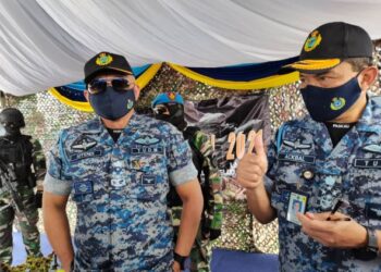 AFFENDI  Buang (kiri)  bersama Panglima Tentera Udara, Jeneral Tan Sri Ackbal Abdul Samad (kanan) semasa ditemui pemberita semasa penutupan Eksesais Ababil di Lasarud, Kota Belud hari ini.