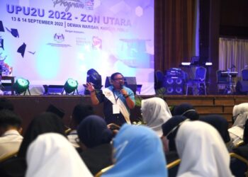 PELAJAR mendapat maklumat dan proses pengisian kemasukan ke institusi pengajian tinggi sempena program UPU2U 2022 Zon Utara di Dewan Warisan, Kangar, Perlis. - UTUSAN/IZLIZAN OTHMAN