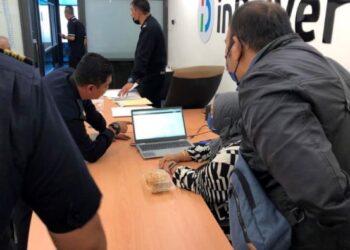 PASUKAN penguatkuasaan JPJ ketika menyerbu pejabat operasi In Driver di ibu negara baru-baru ini. - Foto ihsan JPJ