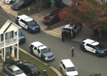 PASUKAN polis memantau lokasi kejadian di Neuse River Greenway, North Carolina. - AGENSI