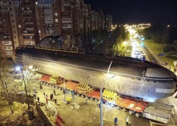 KAPAL selam berusia 65 tahun milik tentera Kesatuan Soviet diangkut melalui jalan raya sebelum dibawa ke muzium di St Petersburg. - AGENSI