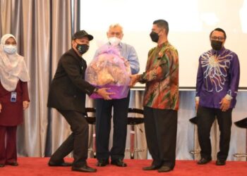 ABDUL Aziz Sheikh Abdul Kadir (tengah) menyerahkan hadiah kepada kakitangan yang memenangi beberapa pertandingan yang diadakan sempena Majlis Pelancaran Bulan Kaunseling 2021 Peringkat Negeri Sembilan di Menara MAINS di Seremban hari ini. UTUSAN/ZAKKINA WATI AHMAD TARMIZI