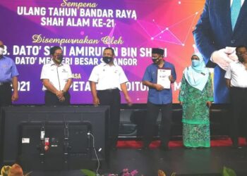 AMIRUDIN Shari (tengah) bergambar dengan seorang penerima lesen penjaja (empat dari kiri) di Auditorium MBSA di Shah Alam, Selangor selepas merasmikan Kerjasama Pintar antara MBSA dengan agensi berkenaan sempena sempena ulang tahunnya ke-21 hari ini. - UTUSAN / ABDUL RAZAK IDRIS