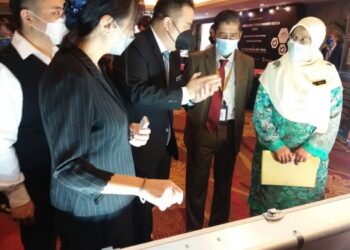 RODZIAH Ismail (kanan) diberi taklimat mengenai Sistem Hartanah Berstrata Pintar (SISP) Selangor oleh Lin Ken-Ji (tiga dari kanan) dalam Majlis Pelancaran SISP hari ini.