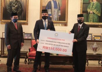 RAJA Muda Selangor, Tengku Amir Shah bagi pihak YIDE menerima sumbangan daripada MAIS yang disampaikan oleh Pengerusinya, Tan Sri Abdul Aziz Mohd. Yusof hari ini.