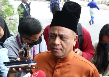 SAARANI Mohamad ditemui pemberita selepas Majlis Anugerah Kecemerlangan Pendidikan Islam  Negeri Perak di Ipoh hari ini. - UTUSAN/ MUHAMAD NAZREEN SYAH MUSTHAFA