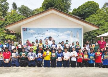 MEMAPARKAN budaya masyarakat India dalam karya bahasa kebangsaan juga penting kerana tidak semua anak-anak kaum itu  membaca buku bahasa Tamil. – FACEBOOK KUMPULAN SASTERAWAN KAVYAN