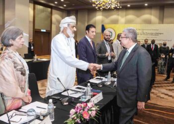 SAIFUDDIN Abdullah (kanan) beramah mesra dengan para peserta Seminar Antarabangsa Suruhanjaya Bebas Tetap Hak Asasi Manusia di Sepang, Selangor, baru-baru ini. – UTUSAN/FAISOL MUSTAFA