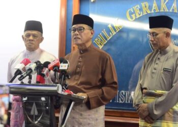 WAN ROSDY Wan Ismail (tengah) mengumumkan Dewan Undangan Negeri (DUN) Pahang Ke-14 dibubarkan pada sidang media khas di Wisma Sri Pahang di Kuantan, Pahang. - UTUSAN/SHAIKH AHMAD RAZIF