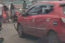 KEADAAN kereta yang dinaiki kumpulan penarik kereta selepas terlibat kemalangan di Banyumas, Jawa Tengah, Indonesia. - AGENSI