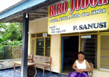SANUSI duduk di depan ‘biro jodoh’ miliknya di Blitar, Jawa Timur, Indonesia. - AGENSI