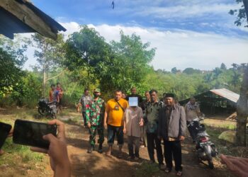 SUSPEK ditahan polis dengan bantuan penduduk kampung di Bener Meriah, Aceh, Indonesia. - AGENSI