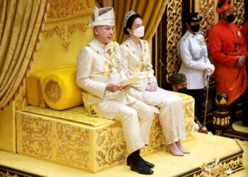 SULTAN Nazrin Muizzuddin Shah bertitah pada Istiadat Menghadap Sembah Taat Setia dan Penganugerahan Darjah Kebesaran Negeri Perak Sempena Sambutan Ulang Tahun Keputeraan baginda yang ke-65 di Istana Iskandariah di Kuala Kangsar hari ini. - UTUSAN/ZULFACHRI ZULKIFLI