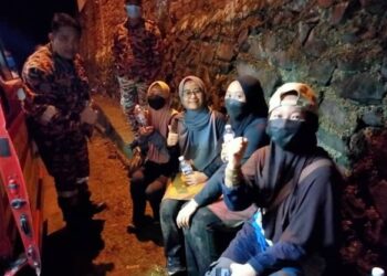 EMPAT guru tadika yang sesat di hutan Bukit Panchang, Tinagat di Tawau berjaya diselamatkan pasukan bomba.-IHSAN Bomba