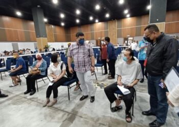 SHAHELMEY Yahya (tiga kanan) beramah mesra dengan pengamal media yang hadir menerima dos penggalak vaksin di PPV SICC hari ini.