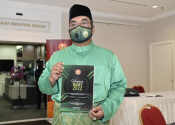 MUHAMMAD Sanusi Md. menunjukkan buku Bajet 2022 yang bertemakan ‘Kedah Sejahtera Nikmat Untuk Semua’ pada persidangan Dewan Undangan Negeri (DUN) di Alor Setar hari ini.