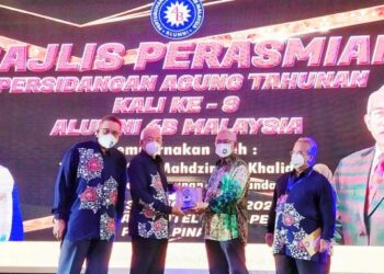 MAHDZIR Khalid (dua,  kiri) menyerahkan anugerah khas kepada Noh Omar (dua dari kanan) atas sumbangannya terhadap Alumni dan Gerakan 4B Malaysia pada Majlis Perasmian Persidangan Agung Tahunan Alumni 4B Malaysia kali kesembilan di Pulau Pinang malam tadi.