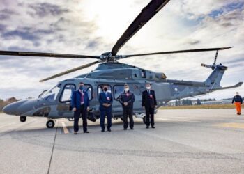 DELEGASI Malaysia bergambar di hadapan helikopter AW139 ketika tinjauan di fasiliti firma Leonardo di Vergiate, Itali baru-baru ini.