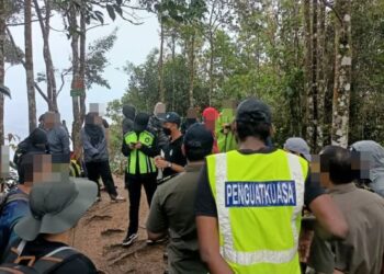 PEGAWAI PHDHS memeriksa pendaki yang ditahan di HSK Semangko, Hulu Selangor semalam.