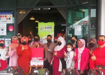 BIDUANA Manan (lima, kiri) bersama tetamu sempena perasmian Sumo Post Express (SPE) di Alam Avenue Seksyen 16 hari ini. - UTUSAN / ABDUL RAZAK IDRIS