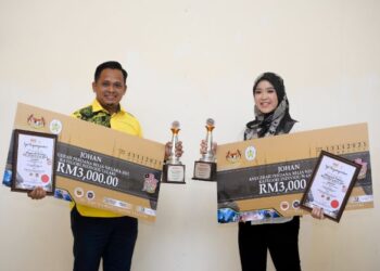 MOHD. Shahril Mazuki (kiri) dan Amirah Auni Alias dinobatkan sebagai johan Anugerah Perdana Belia Negara 2021 dalam majlis sambutan Hari Belia peringkat negeri di Kuala Terengganu, semalam. - PUQTRA HAIRRY ROSLI