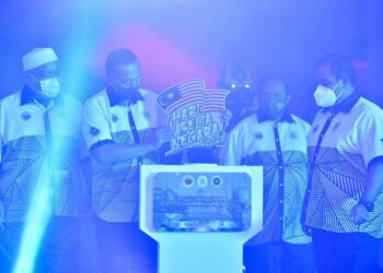 AHMAD Samsuri Mokhtar (dua, dari kiri) dan Wan Sukairi Wan Abdullah (kiri) melancarkan sambutan Hari Belia 2021 peringkat negeri di Kuala Terengganu, semalam. - PUQTRA HAIRRY ROSLI