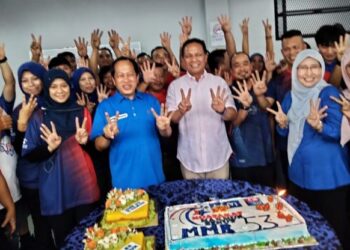 HASNI MOHAMMAD (tengah) meraikan ulang tahun penubuhan Muafajat Makmur Benut (MMB ) sempena Majlis  Minum Petang bersama-sama masyarakat Cina di Benut, Pontian.