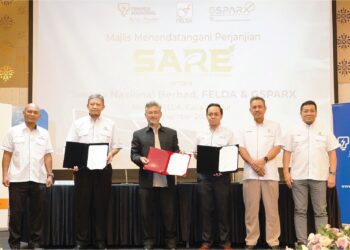 NASARUDDIN Mohd. Zaini (dua dari kiri), Amiruddin Abdul Satar (tiga dari kiri) dan Pengarah Urusan GSPARX Sdn. Bhd., Elmi Fairul Mashuri menunjukkan dokumen yang tandatangani.