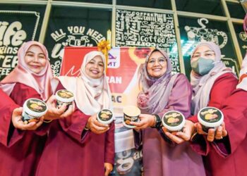 ENAM penyelidik UMT menunjukkan aiskrim premium BetaGac yang mempunyai banyak kebaikan untuk kesihatan di UMT, Kuala Nerus, Terengganu, hari ini. - UTUSAN/KAMALIZA KAMARUDDIN