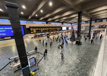 STESEN Euston lengang pada waktu pagi Isnin lalu. - N.C