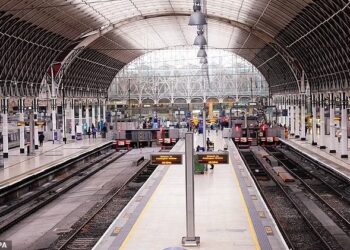 STESEN Kereta Api Paddington lengang akibat mogok oleh ahli RMT semalam.-AGENSI