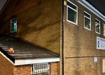 KEPALA babi ditemukan di bangunan Heatons Muslims Community Trust (HMCT) di Heaton Mersey, Stockport di Greater Manchester.  - AGENSI 