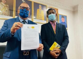 MOHD. Zolkafly Harun (kiri) bersama Timbalan Pengarah JKR Perak, Ir. Hamdan Ali 
menunjukkan laporan kejadian mendapan tanah di Laluan Persekutuan FT239 Jalan Ampang - Jelapang Seksyen 4.73 di Ipoh dalam sidang akhbar di Bangunan Seri Ridzuan, Ipoh, hari ini. UTUSAN/LIYANA RAMLI