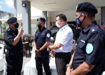 MIOR Faridalathrash Wahid (kiri) beramah mesra dengan polis bantuan pada Majlis Perjumpaan Bersama Ketua Agensi Polis Bantuan Kontinjen Perak 2021 di Dewan Agro Aman Jaya, Kompleks Perumahan Kakitangan PPPNP di Pasir Salak hari ini. - UTUSAN/ZULFACHRI ZULKIFLI