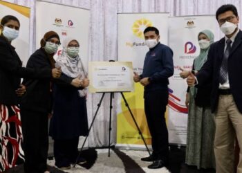 DR. ANAS Alam Faizli (tiga, kanan) dan Siti Aisyah Shahid (tiga kiri) selepas menandatangani MOU antara MyHeart dan Protecthealth Corporation di Ruang, Shah Alam, Selangor hari ini. - UTUSAN / ZULFADHLI ZAKI