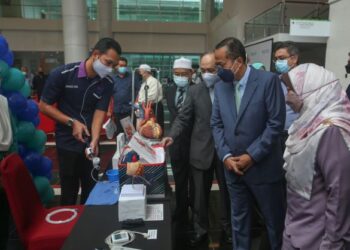AHMAD Samsuri Mokhtar (dua, kanan) mendengar penerangan mengenai rawatan kardiologi selepas melancarkan Makmal Kateterisasi Jantung di KMI Kuala Terengganu, di Kuala Terengganu hari ini. - PUQTRA HAIRRY ROSLI