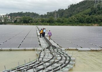KAWASAN ladang solar terapung ADL di Segari, Perak, yang juga antara terbesar di Malaysia.