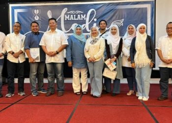 DR.  Razli Che Razak (lima kiri) bersama wakil Media Mulia Kelantan pada Majlis Makan Malam pengamal media di Kota Bharu, Kelantan, semalam- UTUSAN/ROSLIZA MOHAMED.