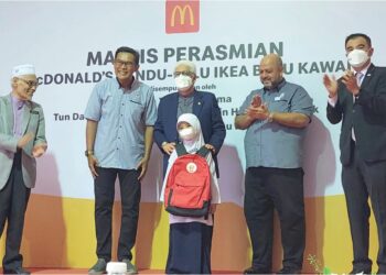 SEORANG murid teruja menerima beg sekolah baharu sempena program ‘Kembali ke Sekolah’ yang diadakan bersempena Majlis Perasmian McDonald’s Pandu-Lalu IKEA Batu Kawan, semalam.
