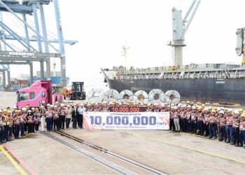 KAKITANGAN Northport meraikan prestasi pecah rekod untuk segmen perniagaan kargo konvensionalnya selepas melepasi 10,000,000 FWT kendalian kargo di Wharf 21, Northport, Pelabuhan Klang, baru-baru ini.