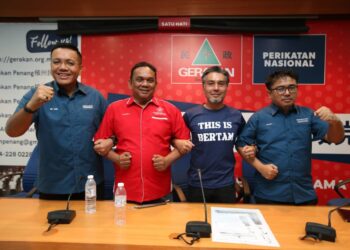 EMPAT ADUN pembangkang Pulau Pinang (dari kiri), Dr. Afif Bahardin; Zolkifly Md. Lazim; Khaliq Mehtab Mohd. Ishaq dan Zulkifli Ibrahim dalam sidang akhbar di ibu pejabat Parti Gerakan Pulau Pinang, George Town hari ini.