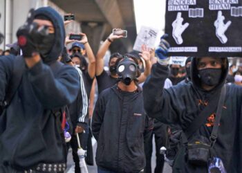 PELAKSANAAN pengundi 18 tahun hanya memberi keuntungan kepada aliran politik yang memperjuangkan kebebasan daripada laras moral serta budaya. – GAMBAR HIASAN/AFP